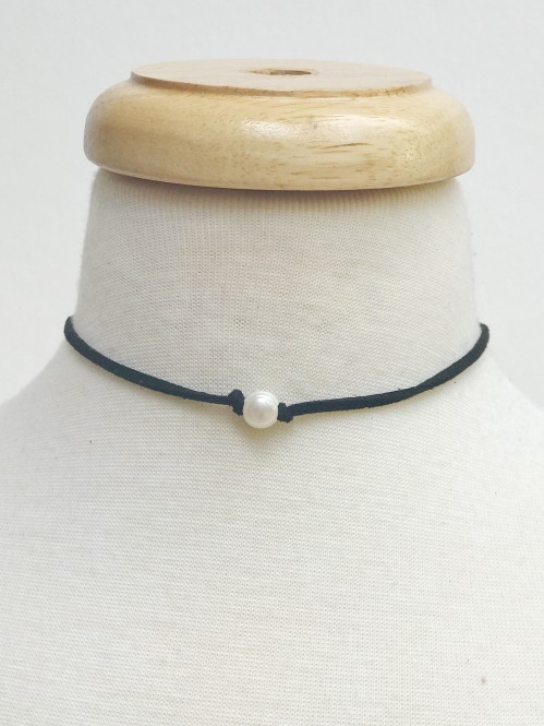 Suede Choker With Glass Pearl, Black 1