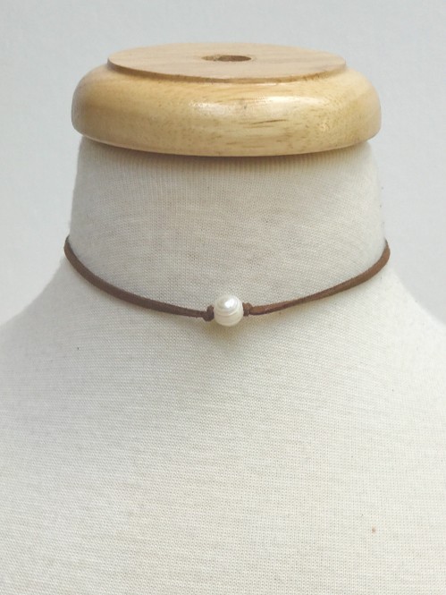 Suede Choker With Glass Pearl, Brown 1